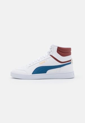 Witte Puma hoge sneaker met blauwe zijstreep en kastanjebruine gewatteerde kraag, weergegeven op een effen witte achtergrond.