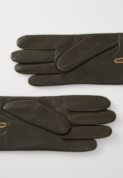 Gants en cuir brun foncé présentant une texture lisse, un design à cinq doigts et des détails d'accentuation de couleur claire contrastante au niveau du poignet.