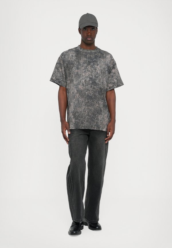 ALLOVER LOGO - Print T-shirt4