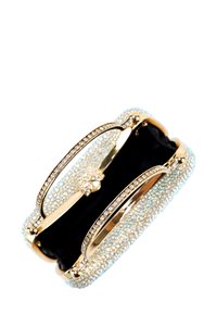 Goldfarbene Clutch mit einem strukturierten Innenfutter aus schwarzem Stoff, bedeckt mit klaren Strasssteinen für einen funkelnden Effekt. Ausgestattet mit geschwungenen Griffen.