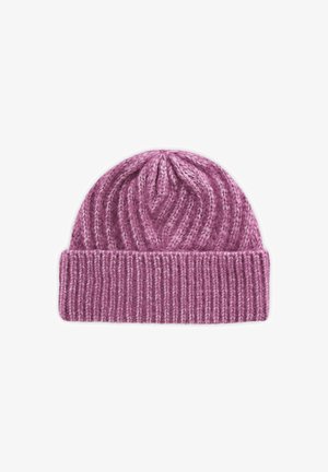 Bonnet tricoté de couleur rose doux, avec une texture côtelée et un revers replié. Le design présente de subtils motifs diagonaux sur le dessus.