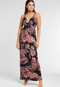 Vestido maxi de tela negra con un patrón de paisley en rosa. Tirantes ajustables y un corsé entallado con una falda fluida.
