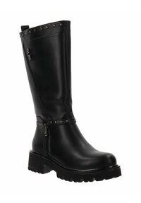 Bota negra hasta la rodilla hecha de material similar al cuero, con una cremallera lateral, tachuelas decorativas cerca de la parte superior y una suela gruesa.
