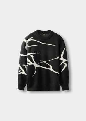 Suéter de punto negro con patrones abstractos en forma de ramas blancas, puños acanalados y cuello redondo, colocado plano sobre un fondo gris claro.