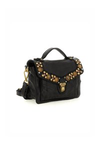 Borsa a tracolla in pelle nera con borchie decorative sul flap, hardware dorato, manico superiore e tracolla regolabile. Presenta una chiusura a scatto.