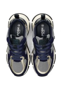 Baskets de sport bleu marine et argent avec des matériaux en maille et en daim, présentant des semelles épaisses, des accents texturés et des lacets contrastés. Taille 38.