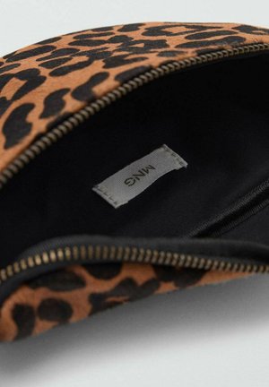 Pochette con stampa leopardata in un motivo arancione e nero. Presenta una cerniera metallica e un'etichetta all'interno. L'interno è foderato di nero.