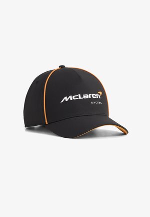 Cappellino da corsa McLaren nero con rifiniture arancioni lungo i pannelli e il bordo della visiera, logo bianco al centro davanti.