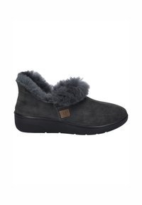 Grå ruskind ankelstøvle med en blød, grå faux fur krave og sort gummisål. Har et lille brunt accentmærke på siden.