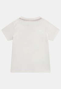 Biała bawełniana koszulka z krótkim rękawem, okrągłym dekoltem i prostym, jednolitym wzorem. Szwy na kołnierzyku dodają subtelnej tekstury.