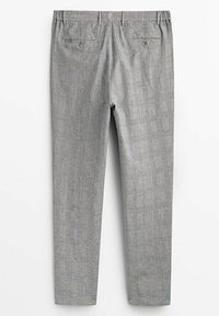Pantaloni grigi a fantasia con vestibilità sartoriale, dotati di due tasche posteriori e di un elastico in vita per il comfort. Tessuto testurizzato con un design a righe.