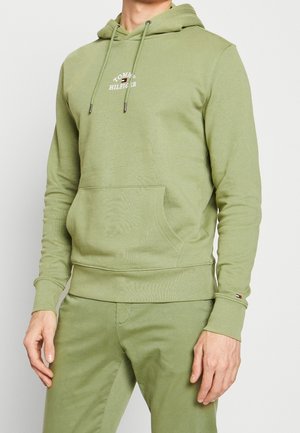 Sweatshirt à capuche vert olive avec poche kangourou à l'avant, poignets côtelés et broderie de logo contrastée. Tissu en mélange de coton, texture douce.