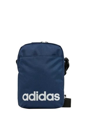 Bolso bandolera Adidas azul marino con texto del logo en blanco en el frente y correa negra ajustable contra fondo blanco.