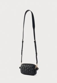 Čierna prešívaná kabelka z kože na crossbody s obdĺžnikovým tvarom, nastaviteľným remienkom a zlatými kovovými detailmi. Povrch s jemným diamantovým vzorom.