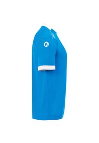 T-shirt polo bleu avec un col et des poignets blancs. Présente un logo sur le bras gauche et une texture de tissu lisse et léger.