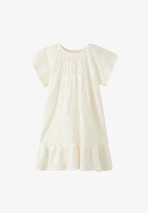 Robe blanche à manches courtes pour fille avec broderie florale, empiècement froncé et ourlet volanté, confectionnée dans un tissu léger.