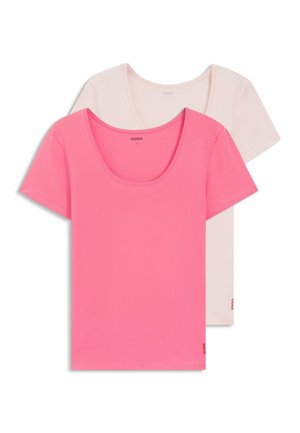 Zwei kurzärmelige T-Shirts mit Rundhalsausschnitt, eines vorne in leuchtendem Pink und eines dahinter in hellem Beige, beide mit kleinem "Hugo"-Logo in der Nähe des Saums.