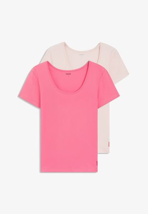 Deux T-shirts à manches courtes avec un col rond, l'un rose vif devant et l'autre beige clair derrière, tous deux avec un petit logo "Hugo" près de l'ourlet.