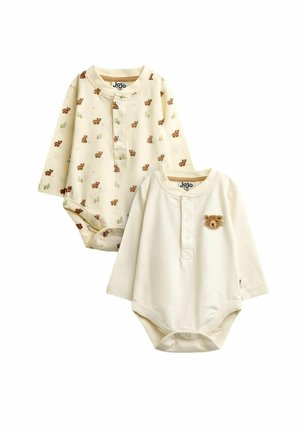 Due body per neonati a maniche lunghe in tonalità crema; uno con piccole stampe di orso marrone e alberi, l'altro con una toppa a forma di faccia di orsetto sul petto.