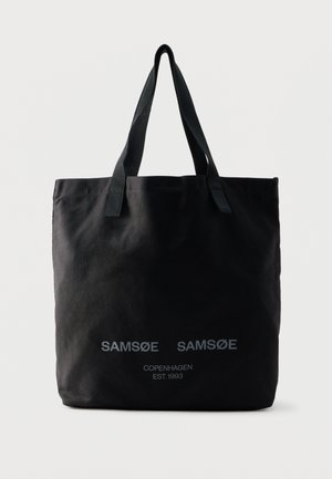 Zwarte stoffen draagtas met twee handvatten, met "SAMSOE SAMSOE" en "Copenhagen EST. 1993" in lichtgrijs gedrukt op de voorkant.