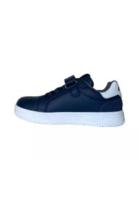 Sneaker sintetica blu navy con suola in gomma bianca, chiusura con lacci e cinturino regolabile. Presenta dettagli testurizzati sul tallone per una migliore presa.