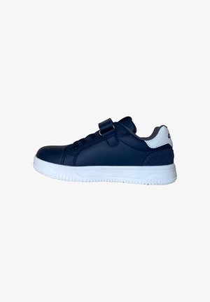 Sneaker sintetica blu navy con suola in gomma bianca, chiusura con lacci e cinturino regolabile. Presenta dettagli testurizzati sul tallone per una migliore presa.