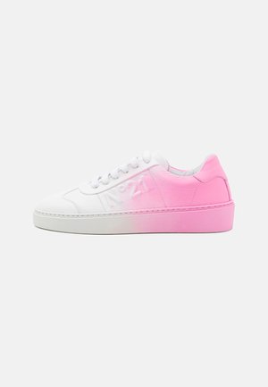 Baskets en cuir blanc avec un talon gradient rose, bout rond, semelle plate blanche et lacets à l'avant avec un logo embossé.