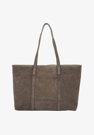 Šedá semišová taška přes rameno se dvěma dlouhými uchy, otevřeným vrškem a předním náprsním kapsou. Měkká textura s jednoduchým designem bez viditelného kovového vybavení.