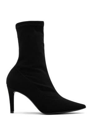 Mustad muste jala saapad, mis on valmistatud venivast kangast, terava toe ja kõrge stilettokontsaga. Sujuv tekstuur jaistuv šahtide disain.