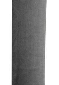 Tissu gris avec une texture à fines côtes. Le matériau semble lisse et légèrement réfléchissant, avec des variations subtiles dans l'intensité des couleurs.