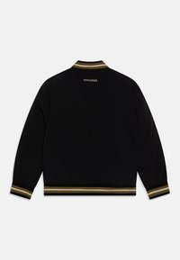 Czarna kurtka bombka z prążkowanym kołnierzem i mankietami. Posiada subtelne haftowane logo oraz kontrastujące poziome paski na dole.