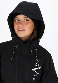 Czarna kurtka z kapturem, zapinana na zamek, z regulowanymi sznurkami i detalem logo na klatce piersiowej. Gładka tekstura, zaprojektowana na chłodne dni.
