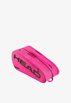 Bolsa de tenis rosa brillante con logo negro "HEAD", tres compartimentos con cremallera y un asa en la parte superior y lateral.