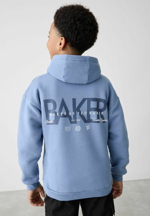 Svetlo modrá mikina s kapucňou, mäkký materiál, voľný strih, s potlačou loga "BAKER BY TED BAKER" v tmavomodrej farbe na chrbte. Hladké manžety a lem.