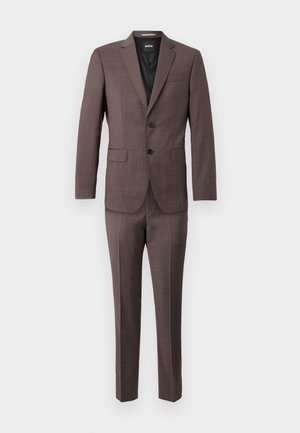 Conjunto de dois peças castanho feito de tecido texturizado, apresentando um casaco de um botão com lapelas em bico e calças ajustadas. Forro preto visível.