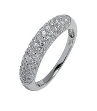 Anello in oro bianco con una fascia arrotondata, caratterizzato da una superficie adornata con piccole pietre tagliate rotonde, scintillanti e trasparenti. Finitura lucida e liscia.