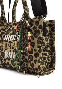 Borsa in tessuto con stampa leopardata, dotata di manici corti, tasca con zip e charm decorativi in perline di vari colori e forme. Presenta il testo bianco: "mtng" e "BAG."