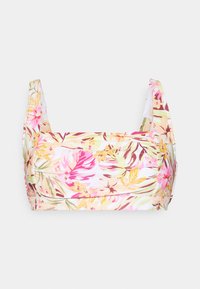 Haut de bikini fleuri présentant une base blanche avec des motifs de feuilles roses, jaunes et vertes. Il dispose de larges bretelles et d'un décolleté carré.