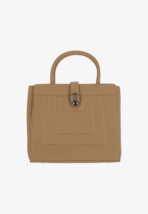 Bolso estructurado en cuero sintético beige claro, con asa superior, cierre de broche y detalles de costura en el panel frontal.