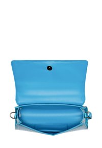 Vaaleansininen nahkabagi, jossa on teksturoitu pinta, magneettinen napsautussuljin ja sisätasku järjestämistä varten. Avoin design-näkymä.