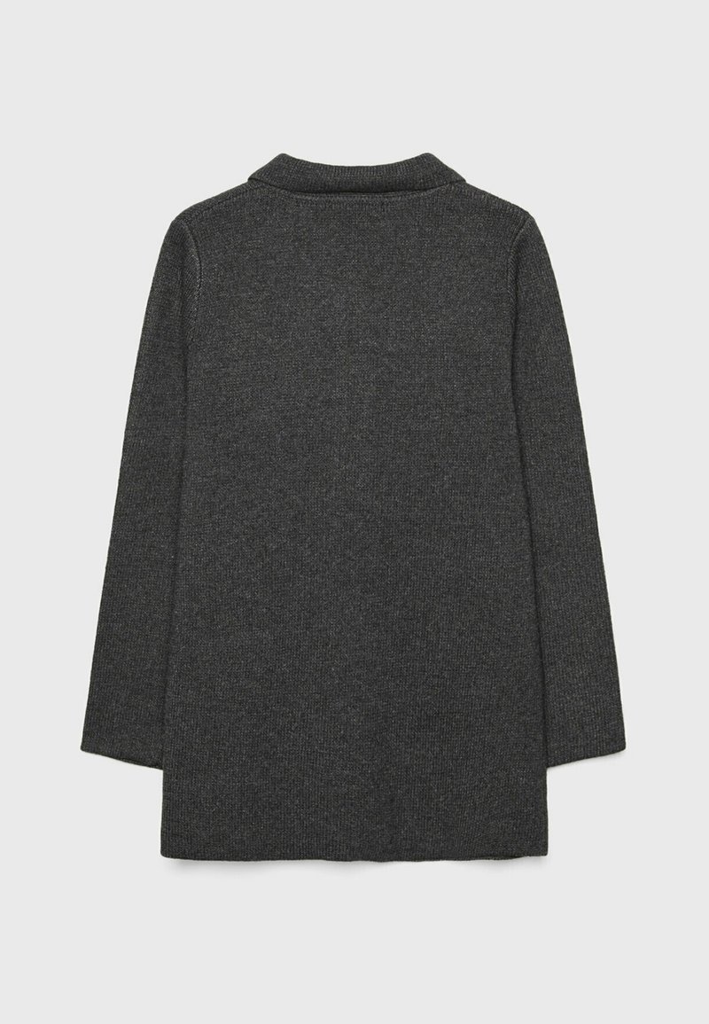 Cardigan gris foncé avec un col, des manches longues et une texture côtelée. Le dos présente un ourlet droit et un minimum de détails.