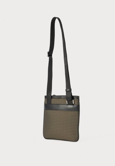 Borsa marrone con motivo logo in rilievo, dettagli in pelle nera, tracolla regolabile e chiusura con zip. Design sleek e rettangolare con superficie testurizzata.