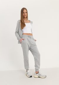 Even&Odd - 2 PACK - Tracksuit bottoms - mottled light grey/black Thumbnail Image 1