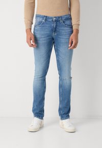 Tommy Jeans SCANTON SLIM - Vaqueros slim fit - denim medium
