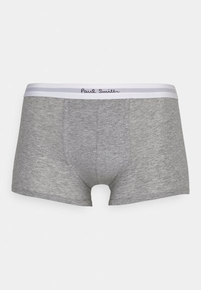 Shorts de boxer gris en tissu doux, avec une ceinture élastique blanche portant un logo brodé noir. Style classique, ajusté.