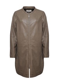 Bruine leren jas met een ronde hals, ritssluiting aan de voorkant en lange mouwen met ritszakken aan de zijkant. Gladde textuur en modern design.