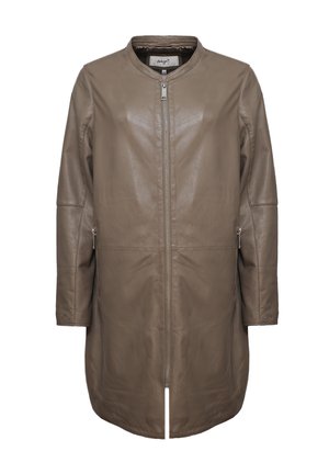 Brun læderjakke med rund halsudskæring, lynlås foran og lange ærmer med sidelommer med lynlås. Glat tekstur og moderne design.