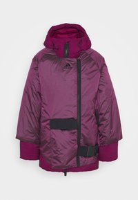 Lilla isoleret jakke med hætte, der har en frontlynlås, sidelommer, justerbar taljebånd og sorte detaljer. Glat, skinnende materiale.