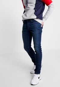 Tommy Jeans STEVE SLIM TAPERED - Jeans Tapered Fit - dark-blue denim - Zalando.co.uk