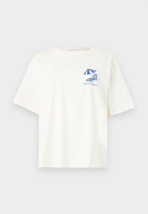 T-shirt blanc à manches courtes avec un graphisme bleu d’une chaise de plage et d’un parasol, avec le texte « OUT OF OFFICE » sur la poitrine gauche.